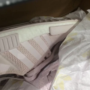 Adidas nmd r1 - Säljer nu mina Adidans NMD R1 i en ljusrosa färg. Det var helt nya på bilderna och är nu ganska använda men fortfarande i bra skick (sista bilden är nu)🤜🏼🤛🏼 storlek 39 men är mer som en 38, skickas i kartongen & köparen står för spårbar frakt (95kr) nypris: 1399kr!!