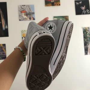 Grå Converse All Star - säljer dessa helt oanvända gråa (wolf grey) converse all star i stl 38! supersköna men köpte fel storlek😫 nypris 749kr!
