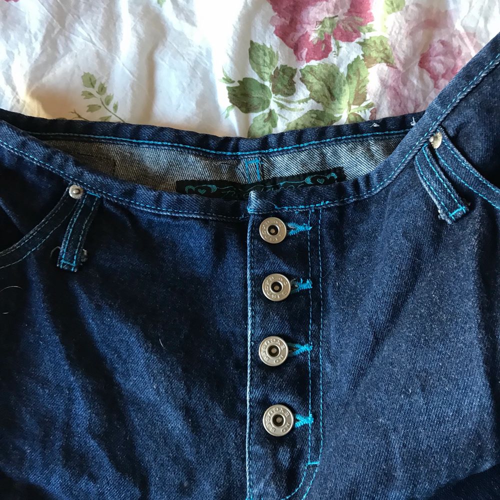 Ett par mörkblå jeans med ljusblå sömmar,använda fåtal gånger men är som i nyskick,köpt på beonretro okså och nypriset ksk låg runt 400. Jeans & Byxor.