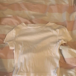 Crop top  - Säljer denna vita top från New Yorker❤️köparen står för frakten 