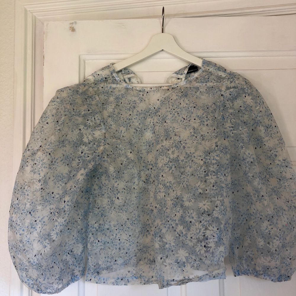 Superfin, oanvänd, somrig blus från Gina Tricot. Blommigt mönster i fina färger. Säljes på grund av för liten storlek, annars hade den används flitigt, nu har den istället hängt i gaderoben. Aningen genomskinlig, se bild två. Nypris 350, säljes för 200. Köparen står för frakten.. Blusar.