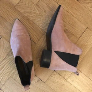 & Other Stories rosa boots - Mocka, spetsig tå, smickrande passform. Köpta våren 2018, endast använda ett par gånger den säsongen. 
