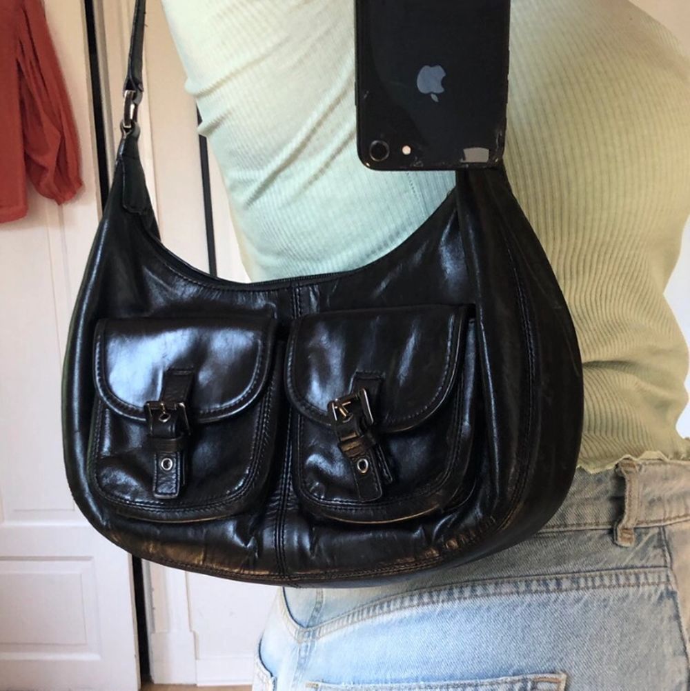 Super snygg väska som är köpt på second hand i svart skinn (kan vara fake). Perfekt i storleken och väldigt rymlig. Många fack och ett reglerbart band. Jag har inte använt den särskilt mycket, därav säljes den. Köpt för 200, köpare står för frakt. Pris kan diskuteras.. Väskor.