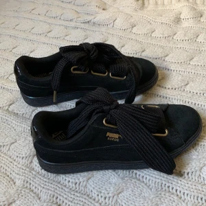 Puma suede - Oanvända puma sneakers i mocka med gulddetaljer. Nypris: 600kr (FRAKT TILLKOMMER)