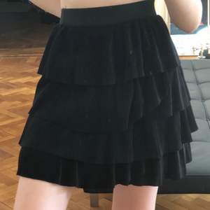 Jättesöt kjol med volanger köpt på HM för drygt 3 år sedan men endast använd vid 1 tillfälle. Frakt tillkommer😇