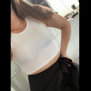 Vitt ribbat linne - Super gulligt vitt ribbat linne som aldrig används. Den är stretchig så skulle säga att den passar xs-m💞 