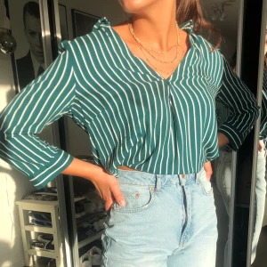Randig blus - Grön- och vitrandig blus från HM stl. 36 men sitter som en 34. Köpt i vintras och säljer pga. att ja inte fått användning för den. Säljer för 150 kronor (inklusive frakt), eller för 100 kronor om vi möts upp i stockholm. Skriv gärna för mer info🤪