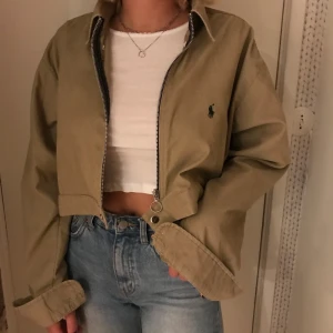 Ralph lauren - Köpt på beyond retro och jag tror även att dem har sytt om den från hur den var från början. Men jättefin trendig höst och vårjacka som tyvärr inte kommit till användning😔 står att det är storlek M men själv har jag xs så den passar nog flera storlekar💕💕💕