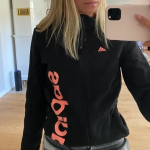 Adidas tröja - En adidas tröja med dragkedja i storlek L junior. Väldigt najs att träna i eller fin till vardags också. Säljer för 80kr+frakt  och det är först i kvarn. (Väldigt bra pris för adidas) Betalning sker via swish. Priset kan diskuteras💕 