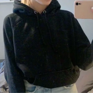 Bikbok hoodie - Svart hoodie från bikbok i storlek xs, rätt använd men ändå bra skick, inga hål eller fläckar men lite nopprig på vissa ställen (min syster på första bilden men den sitter likadant på mig)🦋 frakt blir 55 kr