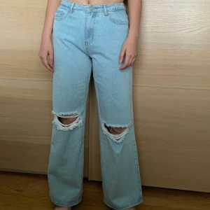 Vida jeans med hål  - Missguided jeans som köptes innan vi övergick till distansundervisning och därav inte blivit använda. Prislapp kvar! Först till kvarn som gäller! 440kr inkl frakt