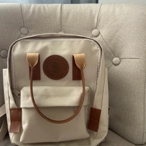 Fjällräven ryggsäck  - Säljer min fjällräven, den är mini men den är inte så jätteliten, tycker att den är perfekt!! Fått den så vet ej vart den är köpt men den är i bra skick!! 450kr 💕💕💕💕💕(osäker på om den är äkta) 
