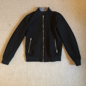 Vår- och höstjacka - Svart och enkel jack för vår och sensommar/höst. Storlek M. Jag är 180 cm och den sitter ganska perfekt. Köparen betalar frakt. Finns i Stockholm.