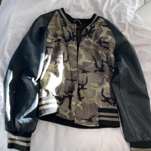 Bomberjacka  - Cool militärinspirerad jacka! Inte så varm så mer en sommar/vår jacka. Säljer då den inte kommer till användning. Väldigt bra skick! Frakt tillkommer.