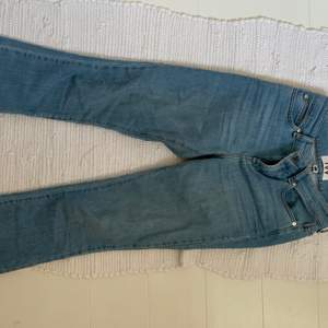 Svin snygga ljus blåa jeans från märket IVY . Säljer pga köpt för liten storlek så inte kommit till användning. BRA SKICK! då jag köpte de slutet på förra sommaren och har knappt använda mer än 3 GÅNGER!  Pris kan diskuteras.         Nypris : 1999      
