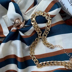 Halsband i guld  - Lägger upp igen! Superfin kedja i guldimitation. 80kr inklusive frakt 🥰 Säljer även ringen på bild två, se annonsen i min profil 💜 Kan tänka mig att gå ned i pris vid köp av flera produkter 😃