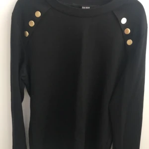 Tröja med fina detaljer - Jättesnygg sweatshirt med snygga detaljer vid skulderbladen. Strl S men passar även XS. Fin skick! Frakt ingår inte💞 Skriv för mer bilder