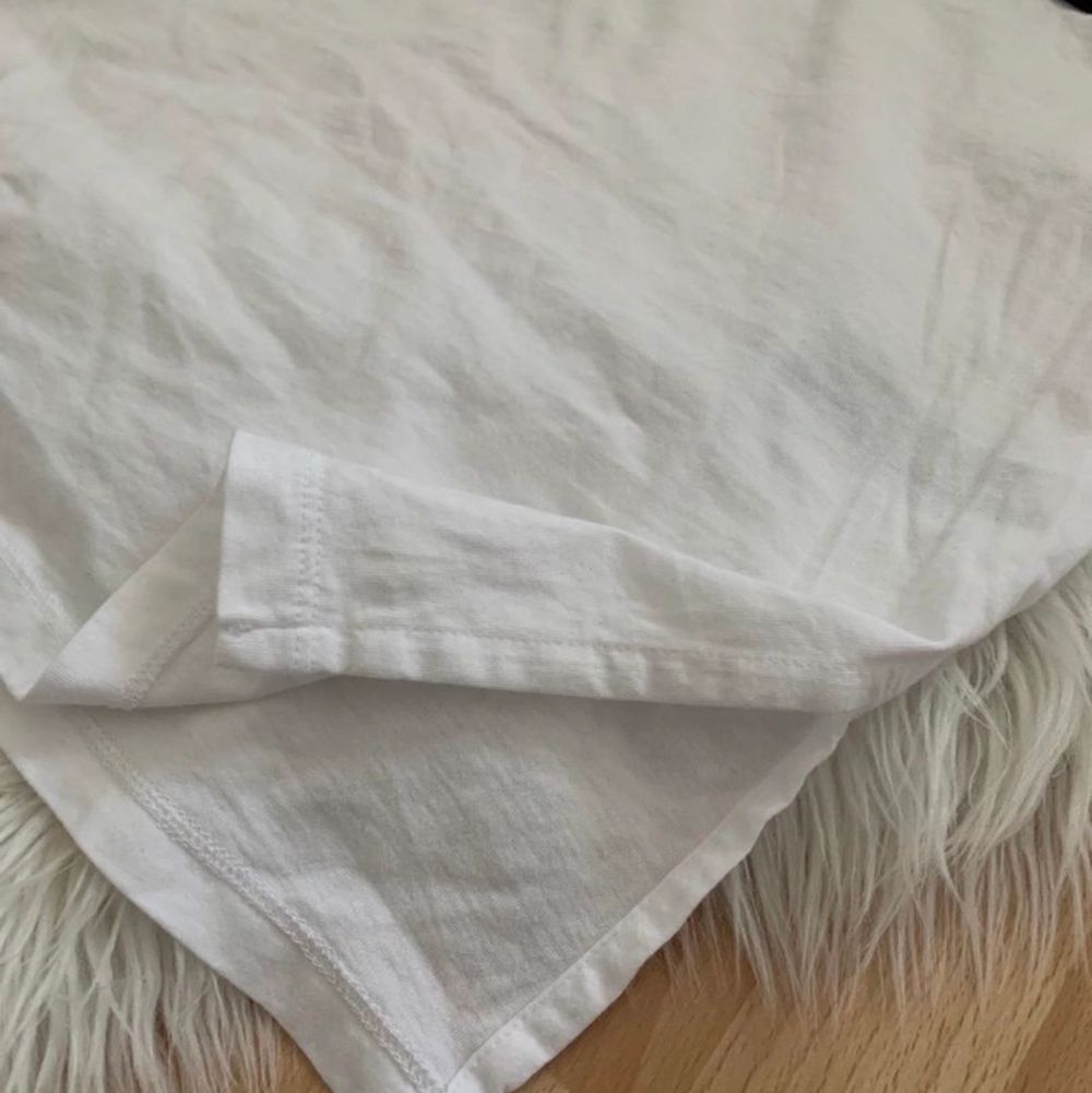 đŽ fler varor finns pĂ„ Tise đŽ heter @yaasemine dĂ€râ€ïž Adidas T-shirt anvĂ€nd endast en gĂ„ng. Med slits pĂ„ sidorna. Storlek 36 men kan Ă€ven passa större eller mindre beroende pĂ„ hur man vill att den sitter. Jag Ă€r en 34-36. . T-shirts.