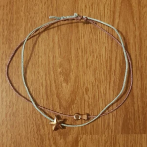 Söta armband  - Söta armband med fina berlocker. Väldigt simpel design med ett enkelt 'lås'. Passar alla i storlek. Säljer för 25kr för båda exklusive frakt (11kr). Dock ingår alltid gratis frakt vid köp över 300kr. 
