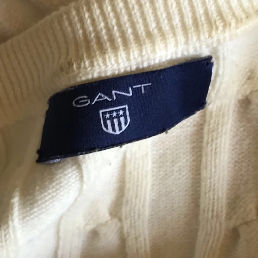 En vit kabelstickad tröja från Gant. Tröjan är i väldigt bra skick. Jag skulle säga att den är i XS då armarna är lite för korta för mig och jag har vanligtvis S. Frakt ingår inte. Tröjor & Koftor.