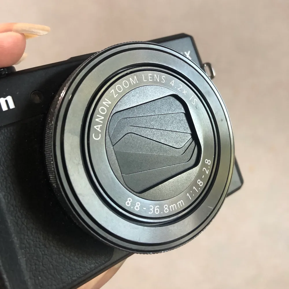 Sällan använd Canon G7x kamera i perfekt skick utan synliga märken eller repor, kommer med laddare. Känd för att vara en bra vlogg kamera för youtube med tanke på den vändbara skärmen. Frakt 30kr. Övrigt.