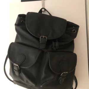 Svart ryggsäck - Säljer min superfina ryggsäck från Even&Odd som tyvärr inte kommer till användning längre! Perfekt till bl.a skolan och gymmet. Frakt 63kr:)♡  