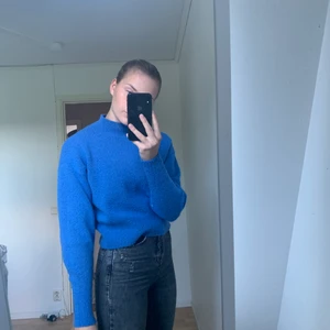 & Other stories - blå stickad tröja som tyvärr blivit förliten. Väldigt nopprig därav det låga priset. Priset är inklusive frakt 