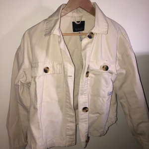 vit/beige jacka - frakt ingår i pris! köpt begagnad så vet inte hur använd den är, men i fint skick. 