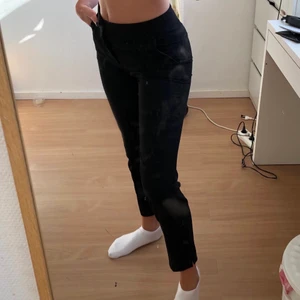 Kostymbyxor - Snygga och enkla kostymbyxor från zara!! Säljer för att de inte riktigt är min stil, använda ett få antal gånger💕💕 köparen står för frakt👍🏾