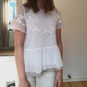Top - Blus/top köpt på Zara i storlek S. Endast använd 2 gånger!