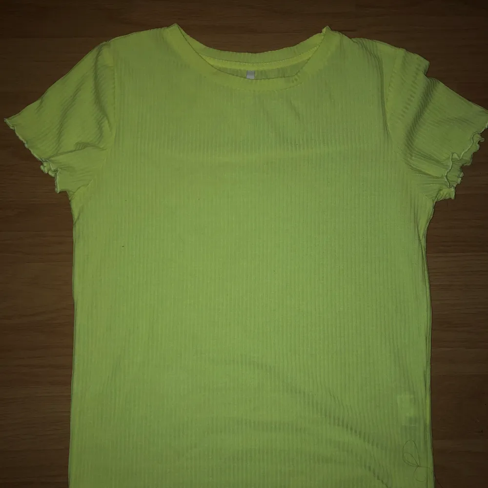 En skrik grön t-shirt i storleken M i väldigt bra skick . T-shirts.