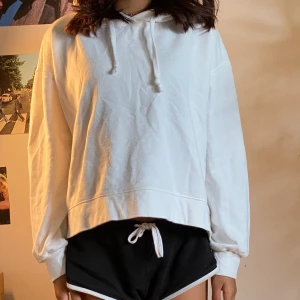 VIT HOODIE - Vanlig vit hoodie i ganska tunt material. Köpare står för frakt💕