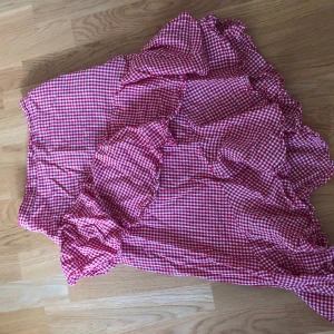 Kjol  - Snedskuren volang-långkjol från nakd. 