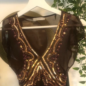 Saint tropez blus  - Blus liknande tröja ifrån saint tropez med super söta detaljer. material som man ser igenom lite, säljer då den inte kommer till användning längre🥰