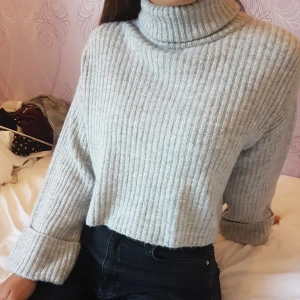 Ribbstickad kort turtlenecktröja - Perfekt för vintern! Varm och mysig med vida ärmar och lite kortare passform. Säljer eftersom den inte kommer till användning hos mig 🌼 frakt ingår i priset!