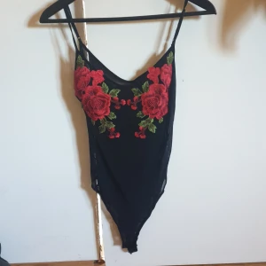 Body från stay - Snygg svart body som i princip aldrig använts, meshaktigt tyg som är aningen genomskinligt. Köpare står för frakt