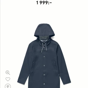 Helt ny Stutterheim regnkappa Stockholm. - Helt oanvänd Stutterheim regnkappa i marinblå. Modell Stockholm. Storlek S. 900:- eller bud. Köpare betalar frakt.