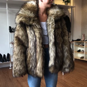 Faux pälsjacka från Monki strl S  - Helt ny faux pälsjacka från Monki i storlek S, men oversize i modellen. Aldrig använd. Inköpspris 500kr. Försäljningspris 200kr. Kan mötas upp i Växjö eller Malmö. Köparen står annars för frakt. 