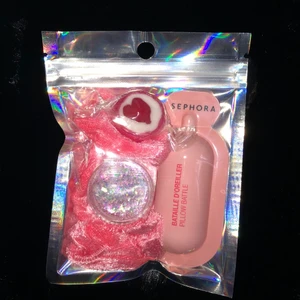 Present goodiebag - En supersöt goodiebag som innehåller en scrunchi, lite godis, nagellackglitter och showergel💖 49kr plus 11kr frakt✨