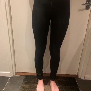 Svarta supersköna jeans från Dr Denim  - Svarta supersköna stretchjeans från Dr Denim. Finns i Vällingby. Om skickas med post betalar köparen porto. 