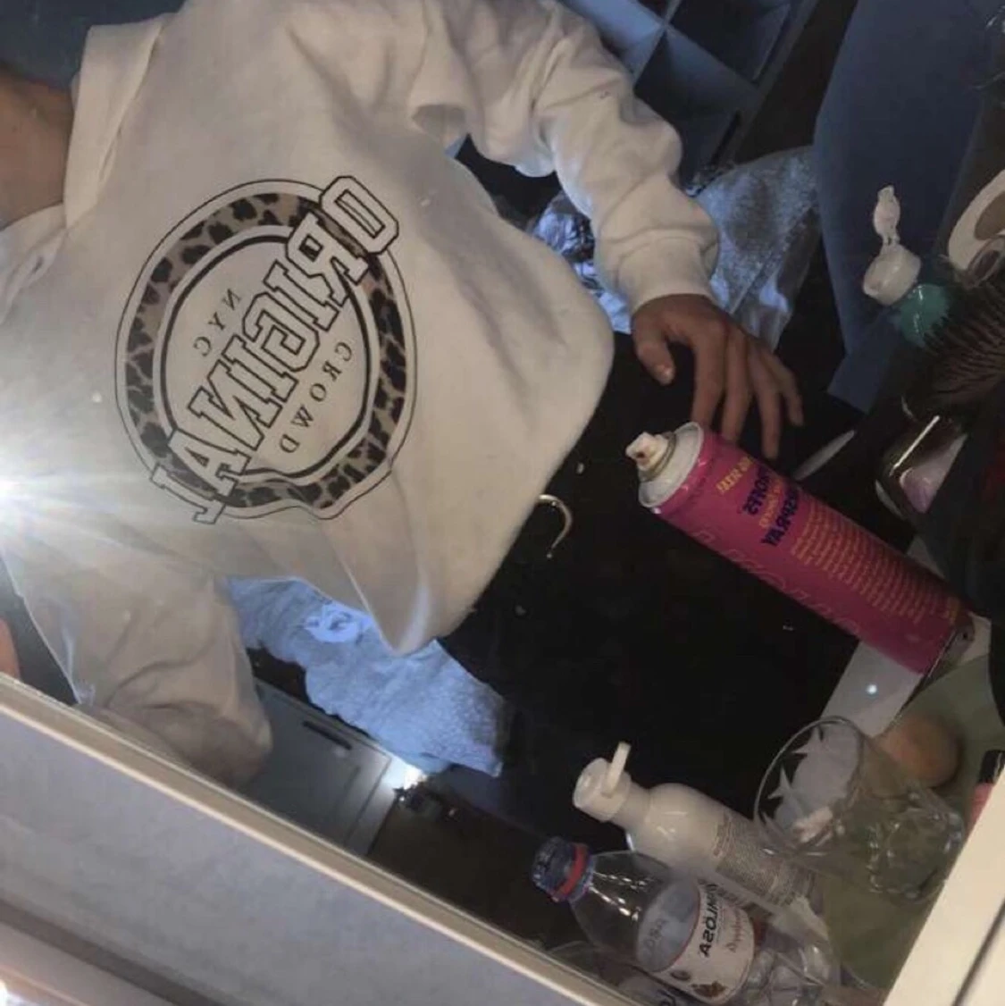 En vit hoddie med ett tryck på  - 90