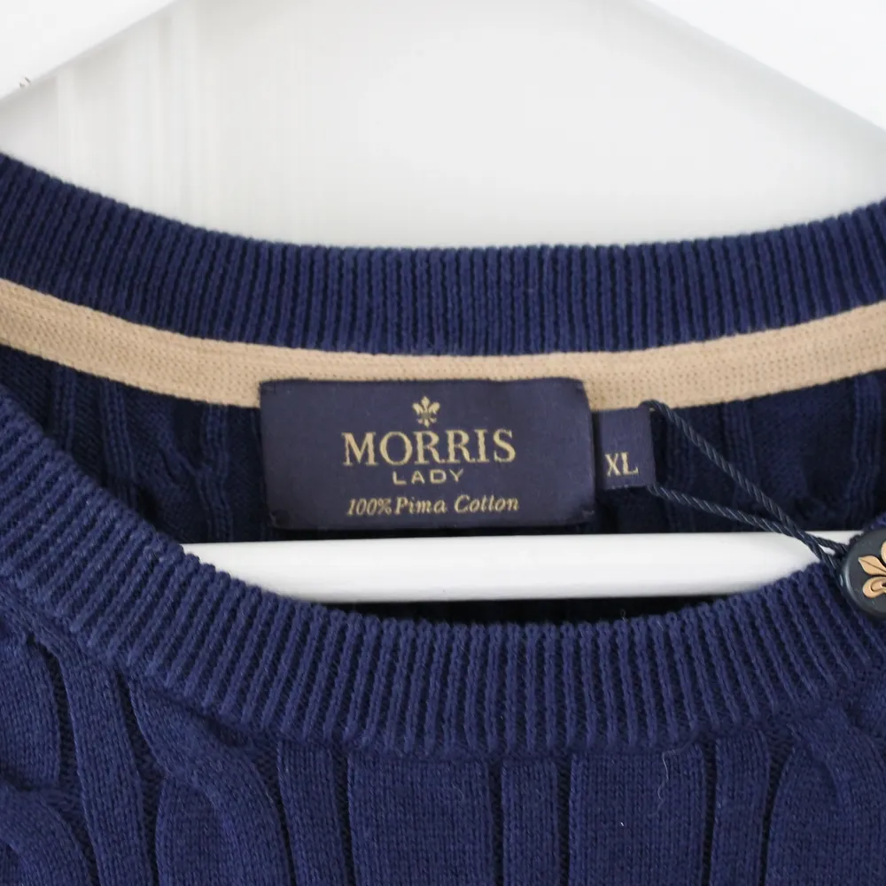 Oanvänd kabelstickad Morris tröja i fin marinblå färg. 🤍 Köparen står för frakt. Hör av dig om fler bilder önskas eller om du har någon annan fråga.. Tröjor & Koftor.