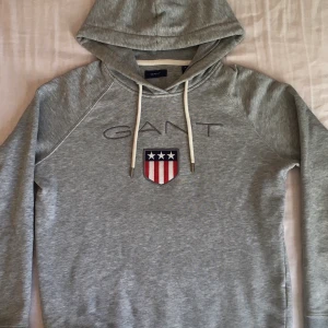 Gant hoodie S (160/80A) - Fin hoodie, märke Gant. Storlek S (160/80A). 1 år gammal, inte mycket använd. I fin skick. 