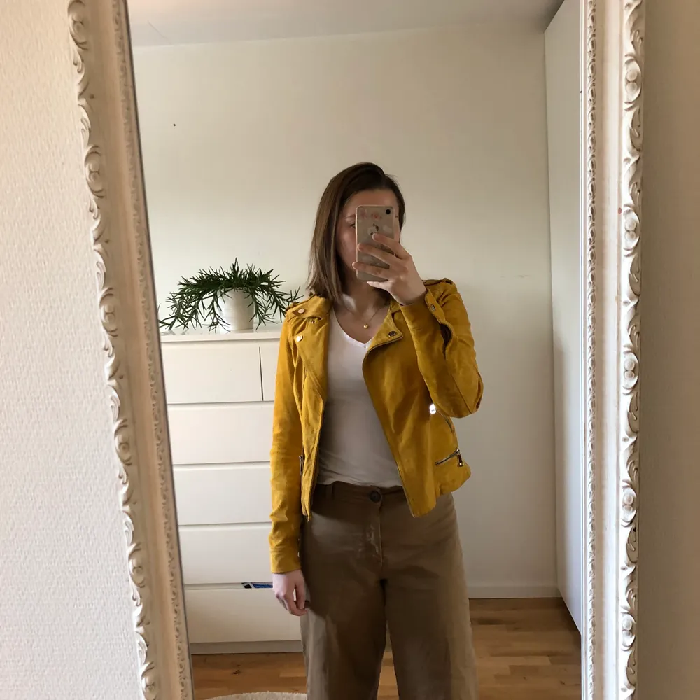 Köpte på secondhand men den kommer inte till användning. Är lite sliten och har någon fläck (se sista bilden). Men det syns knappt när man har på sig den. Frakt ingår i priset. 💕. Takit.