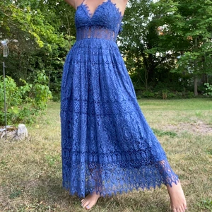 Vacker balklänning  - Blå spetsig balklänning! Aldrig använd. Dragkedjan lite trög men funkar bra! Kan mötas upp i Stockholm, kan också skickas iväg med då tillkommer frakt:)