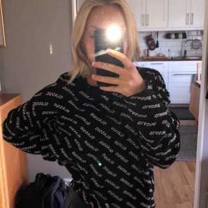 Skön tröja med Classic print - Använd kanske 4 ggr max, som ny! XS men passsr även S