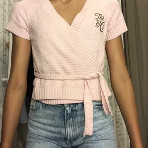 Kofta från Tommy Hilfiger - Säljer denna jättefina kofta från Tommy Hilfiger. Använd ett fåtal gånger. Det är 49% Ull i den. Den är i storlek 12 år, men den var stor och jag skulle säga att den passar xs/s. Köptes för 650 och säljer nu för 75kr+frakt