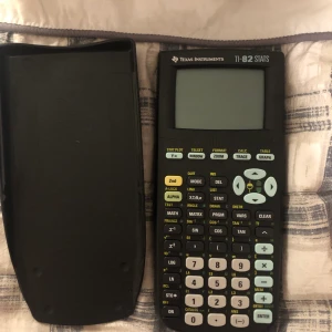 Texas Instrumental Grafräknare - Texas instruments TI-82 Stats, Graf räknare, inprincip aldrig använd så nyskick 