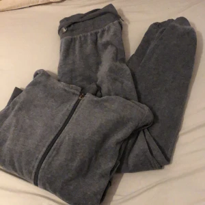 En grå mjukisdress - En grå mjukis dress från Cubus som inte går till användning längre byxan i storlek s och koftan storlek M