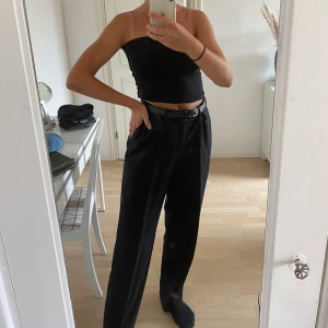 Kostymbyxor  - Oversize kostymbyxa i storlek 42⚡️ Är för stor i midjan på mig (jag brukar ha S/36, men jag har använt ett skärp så att dom sitter uppe❣️ 150kr+frakt